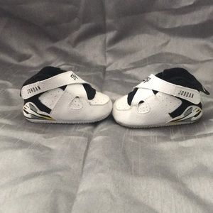 Infant Jordan shoes size 2c and beanie.